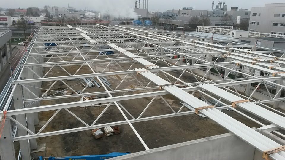 Montáž oceľových konštrukcií v priemyselnej hale